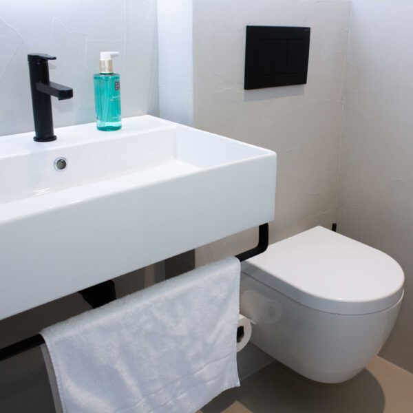 Waschbecken und WC Bad